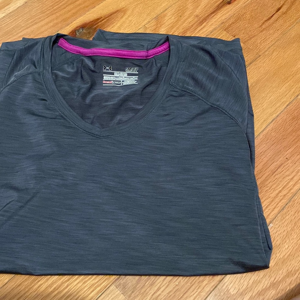 Women’s under armor shirt size s/m